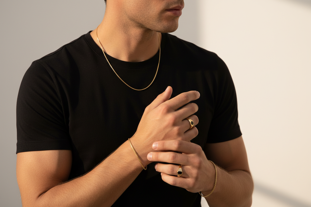 Hombre sin cara con anillos cadena y pulsera